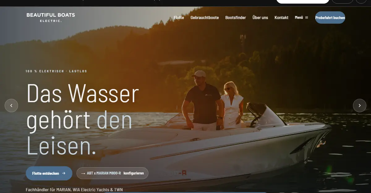 Der Einstieg: Elektroboote im Abendlicht statt Prospektseite.